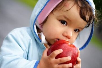 Der Verzehr von ungewaschenen Früchten ist eine Ursache für eine Parasiteninfektion