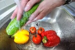 Gemüse waschen, um Parasitenbefall zu verhindern
